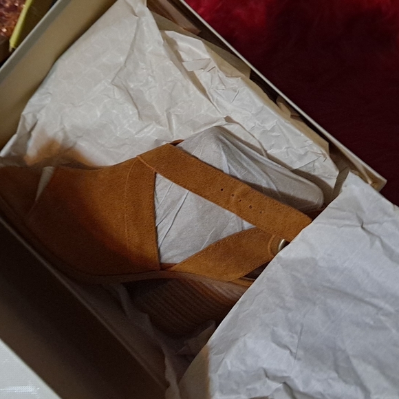 Shoes - Picture 5 of 9